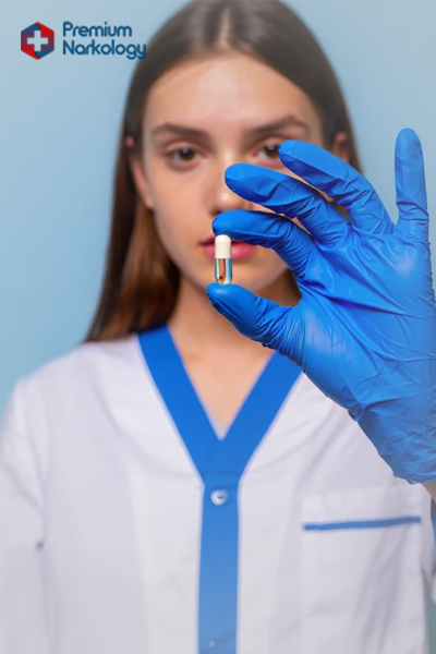 Женщина врач в синих перчатках